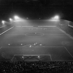 De eerste wedstrijd op Upton Park onder kunstlicht tegen Tottenham, 1953. (newhamphotos.com)